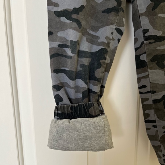GAP KIDS JERSEY LINED CAMO JOGGERS SIZE M - Picture 3 of 3